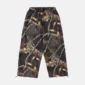 Vista trasera de los pantalones deportivos Cold Culture Realtree Black con estampado de camuflaje de ramas y hojas