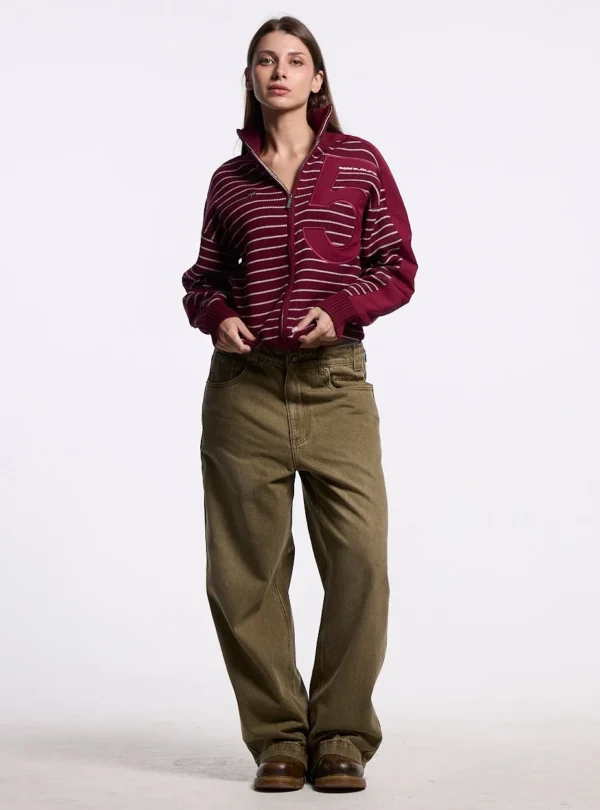 Cold Culture Redline Knit – Rojo – Vista frontal en modelo Modelo con jersey rojo Cold Culture Redline Knit de frente, con cremallera y aplique del número 5
