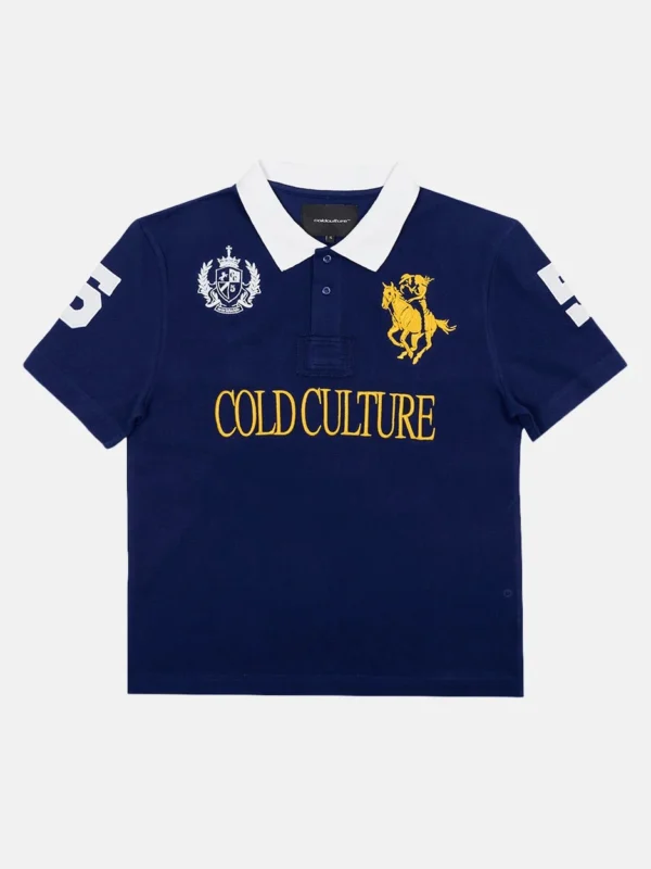 Polo Riding Club de Cold Culture en azul marino, con cuello blanco, escudo bordado y gráficos amarillos en el pecho.