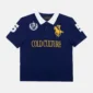 Polo Riding Club de Cold Culture en azul marino, con cuello blanco, escudo bordado y gráficos amarillos en el pecho.