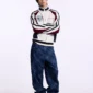 Modelo con pantalones Cold Culture Roll V2 en Raw Denim de pernera ancha y estampado de cuadros