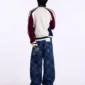Modelo con pantalones Cold Culture Roll V2 en Raw Denim vistos por detrás, con logo bordado en el bolsillo