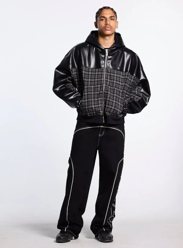 Modelo con pantalones negros Cold Culture Roller V2 Denim de corte holgado, vistos de frente con costuras blancas