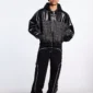 Modelo con pantalones negros Cold Culture Roller V2 Denim de corte holgado, vistos de frente con costuras blancas