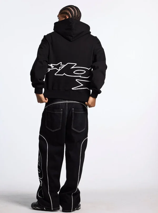 Modelo con pantalones negros Cold Culture Roller V2 Denim vistos por detrás, con bolsillos posteriores y costuras blancas