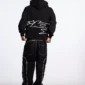 Modelo con pantalones negros Cold Culture Roller V2 Denim vistos por detrás, con bolsillos posteriores y costuras blancas