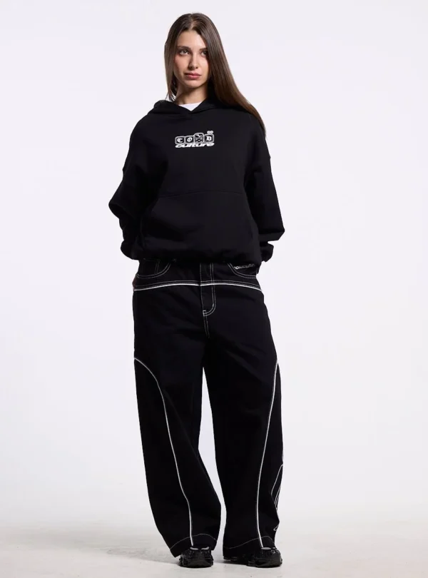 Modelo con pantalones negros Cold Culture Roller V2 Denim de corte holgado, con costuras blancas en vista frontal