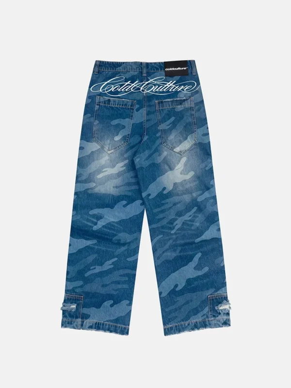 Vista trasera de los pantalones Rookie V2 Camo Laser Print de Cold Culture, con estampado de camuflaje azul, bolsillos posteriores y logotipo en la cintura.