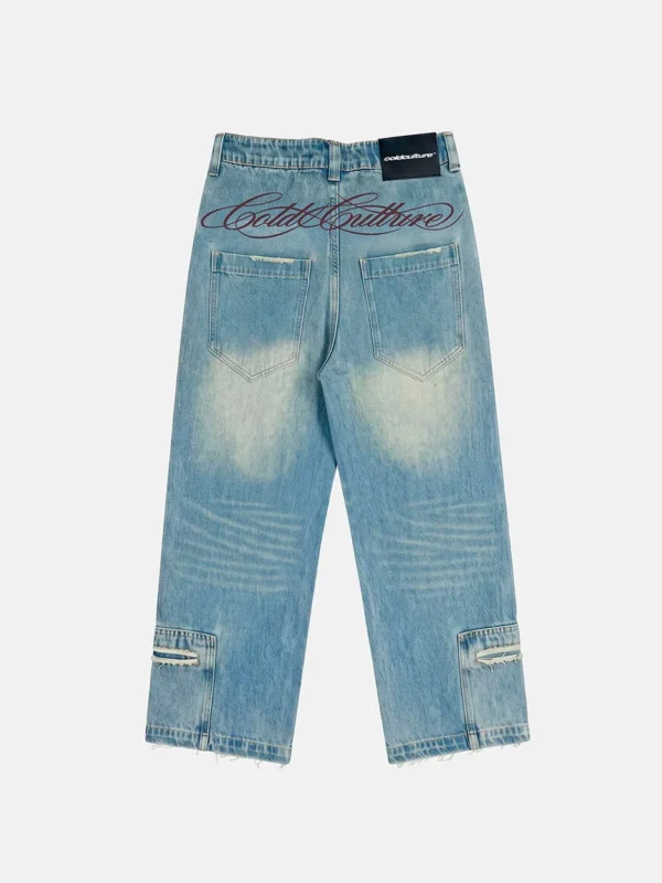 Vista trasera de los pantalones vaqueros Rookie V2 Light Denim de Cold Culture, con lavado desgastado, bolsillos posteriores y logotipo bordado en la cintura.