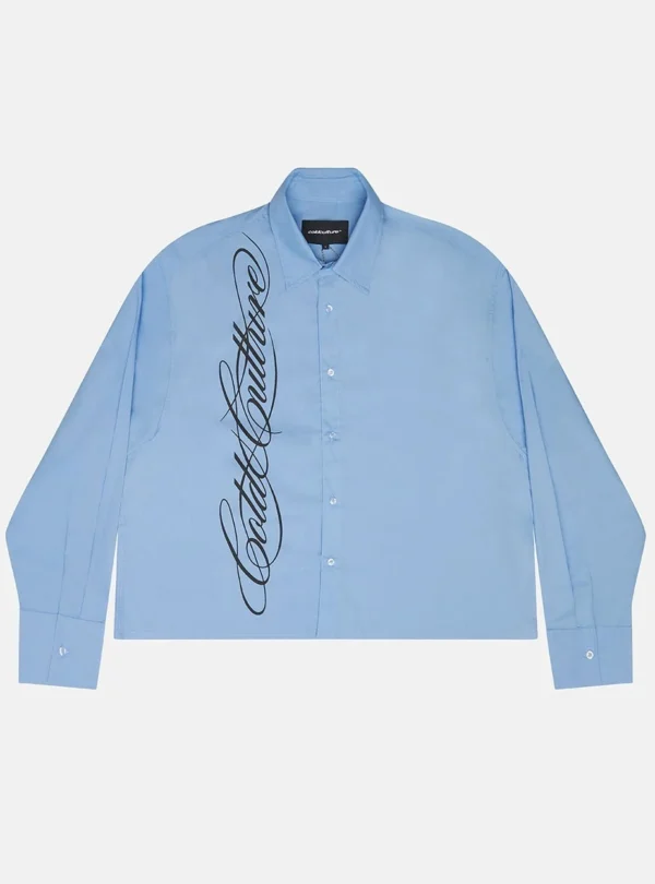 Vista frontal de la camisa Script Camisa de Cold Culture en azul bebé, con cuello clásico, cierre de botones y estampado vertical negro