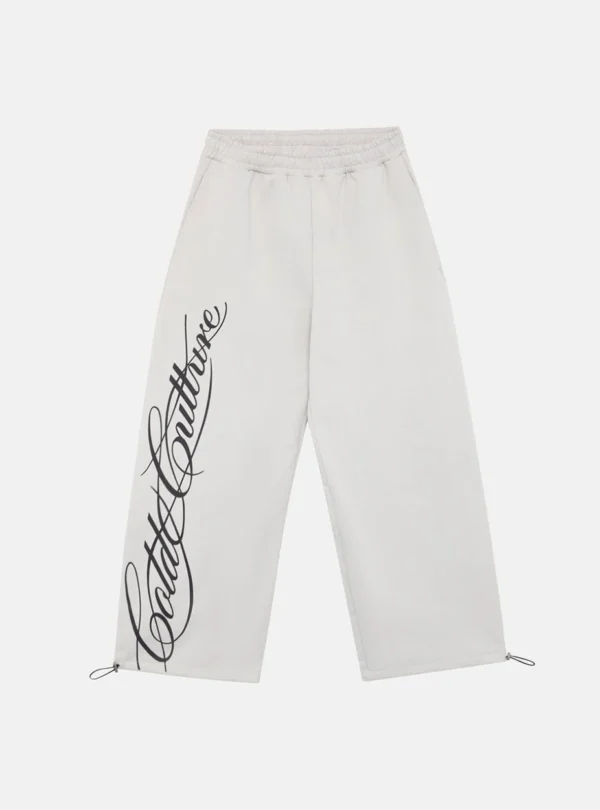 Pantalones deportivos Cold Culture Script en gris claro, vista frontal con gráfico de texto negro en la pernera izquierda