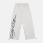 Pantalones deportivos Cold Culture Script en gris claro, vista frontal con gráfico de texto negro en la pernera izquierda