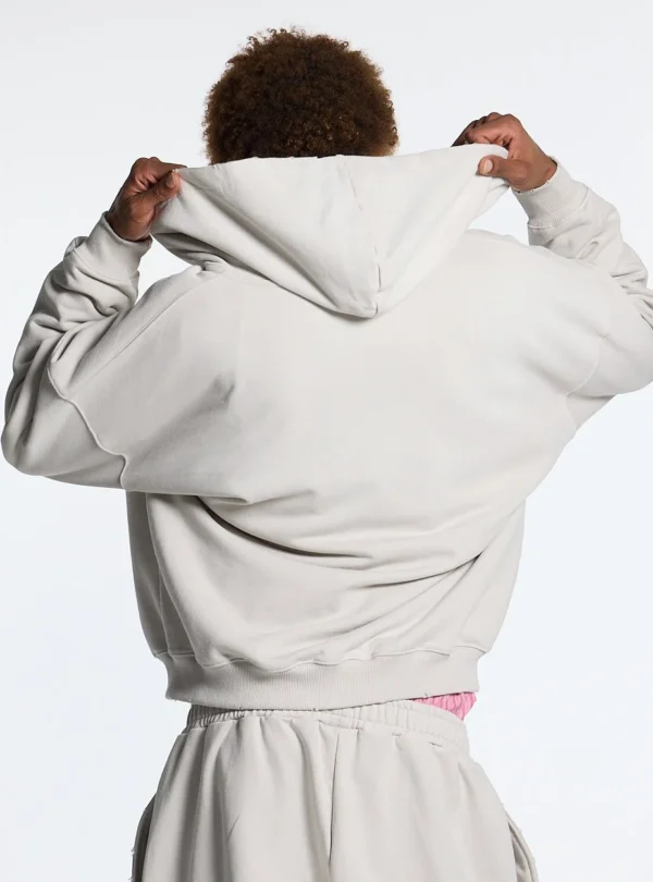 Cold Culture Script Sudadera Con Cremallera – Light Grey – Vista trasera en modelo Vista trasera en modelo de la sudadera con cremallera Cold Culture Script en gris claro, con capucha y espalda lisa
