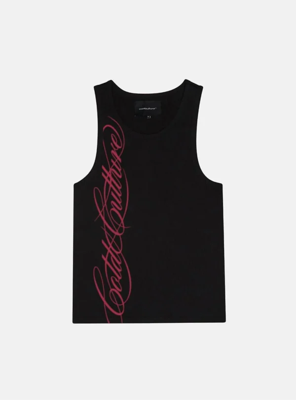 Camiseta sin mangas Script Tank Top negra de Cold Culture, vista frontal con estampado caligráfico granate en vertical y cuello redondo