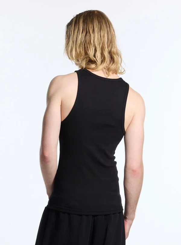 Cold Culture Script Tank Top – Negro – Vista trasera con modelo Modelo de espaldas con camiseta sin mangas Script Tank Top negra de Cold Culture, de tejido acanalado y espalda lisa
