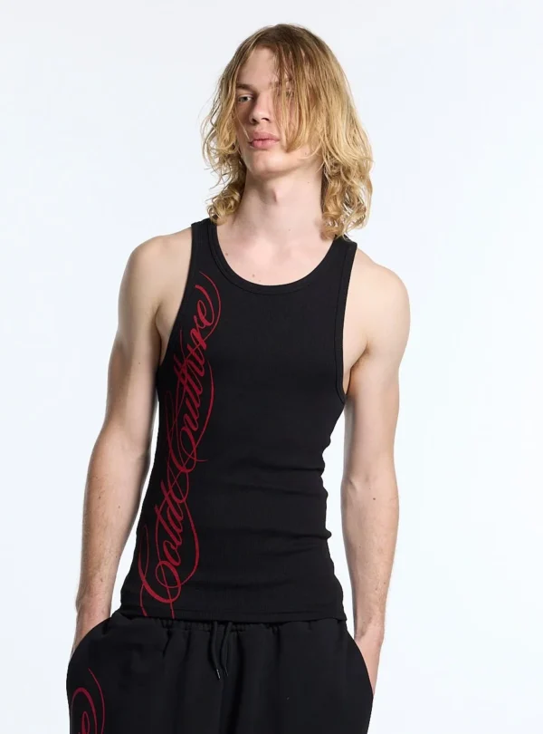 Cold Culture Script Tank Top – Negro – Vista frontal con modelo Modelo con camiseta sin mangas Script Tank Top negra de Cold Culture, con letras caligráficas granates en el lateral y pantalón negro