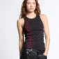 Modelo con camiseta sin mangas Script Tank Top negra de Cold Culture, con estampado vertical granate y combinada con pantalones negros de efecto piel