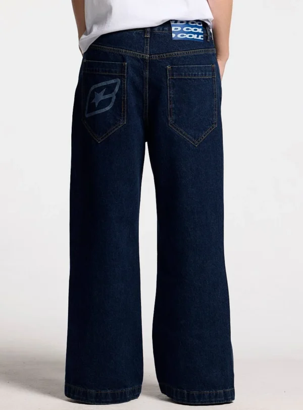 Vista trasera de los pantalones Cold Culture Script V3 en Raw Denim con perneras anchas, bolsillos y gráfico de estrella