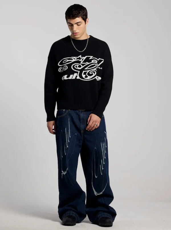 Modelo con pantalones Cold Culture Script V3 en Raw Denim de corte ancho y gráficos desgastados frontales
