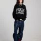 Modelo con pantalones Cold Culture Script V3 en Raw Denim de pernera ancha y detalles gráficos desgastados