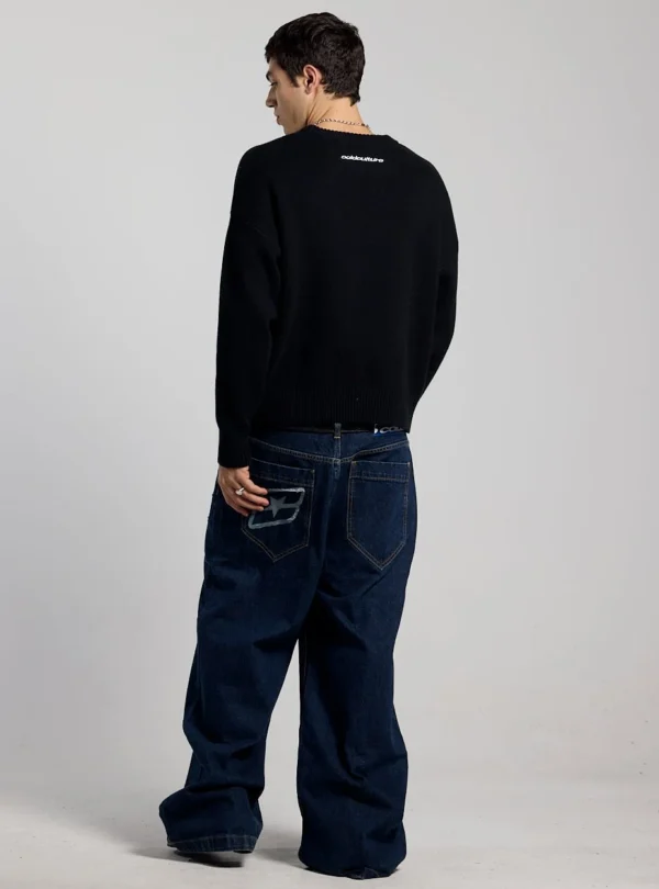 Modelo con pantalones Cold Culture Script V3 en Raw Denim vistos por detrás, con gráfico de estrella en el bolsillo