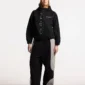 Modelo con sudadera con cremallera negra Cold Culture Scuba vista de frente, con logotipos blancos y capucha