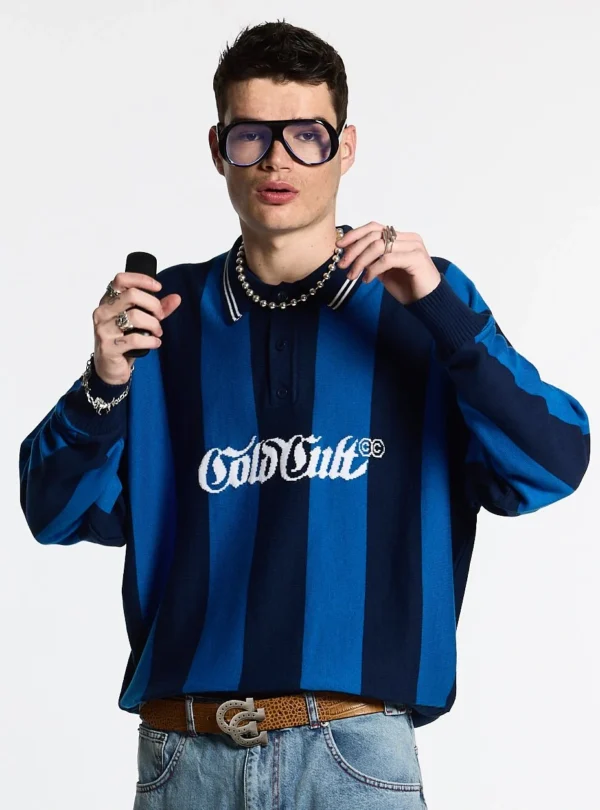 Modelo con jersey azul Cold Culture Seawaves Knit de rayas verticales y logotipo frontal