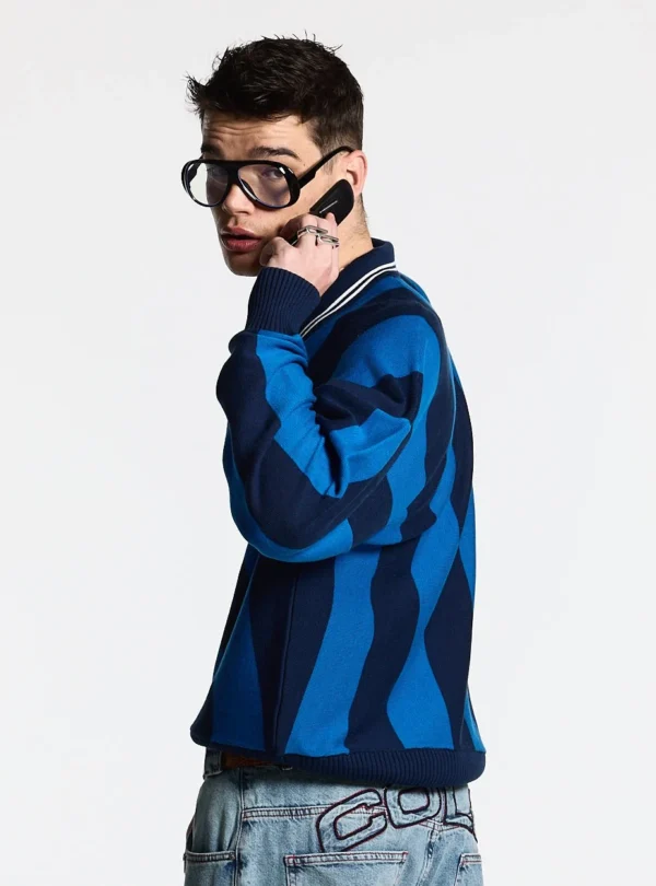 Modelo con jersey azul Cold Culture Seawaves Knit visto de lado, con diseño de rayas verticales