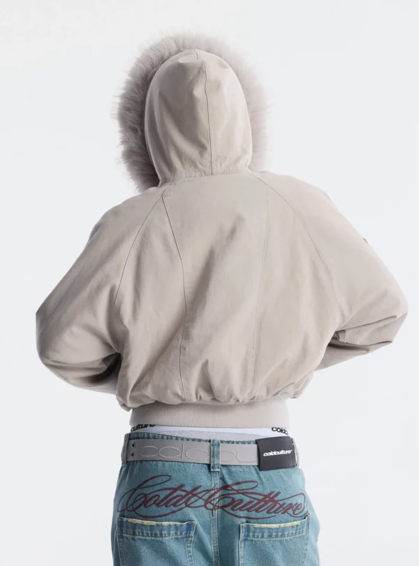 Cold Culture Shackle Bomber Off White – Detalle de espalda y capucha Detalle trasero del abrigo Cold Culture Shackle Bomber Off White con capucha de pelo, costuras verticales en la espalda y bajo elástico.