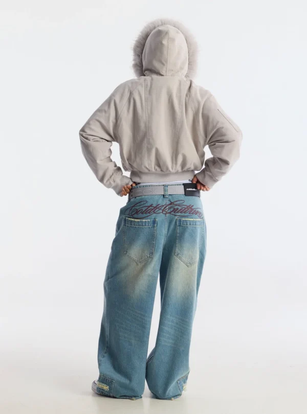 Cold Culture Shackle Bomber Off White – Vista trasera con modelo Modelo de espaldas con el abrigo Cold Culture Shackle Bomber Off White, capucha puesta, mangas amplias y cintura ajustada.