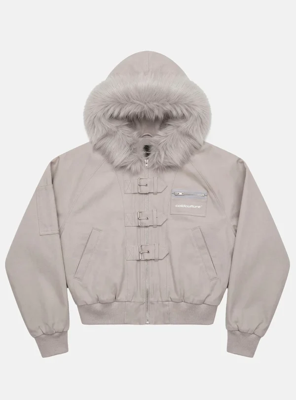 Cold Culture Shackle Bomber Off White – Vista frontal del abrigo Vista frontal del abrigo Cold Culture Shackle Bomber Off White con capucha de pelo, tres hebillas metálicas, cremallera central y bolsillos delanteros.