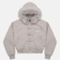 Vista frontal del abrigo Cold Culture Shackle Bomber Off White con capucha de pelo, tres hebillas metálicas, cremallera central y bolsillos delanteros.