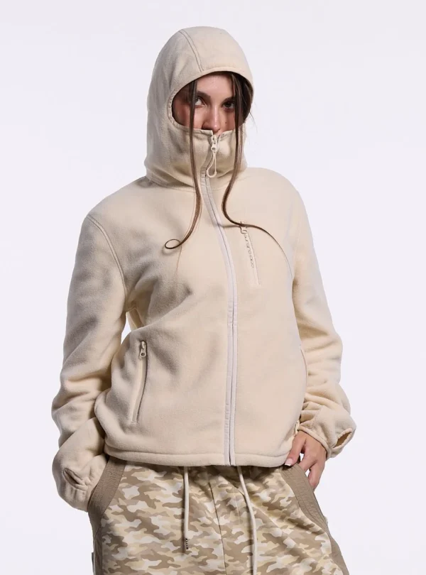 Modelo con el fleece Cold Culture Shadow off white con capucha puesta y bolsillos con cremallera
