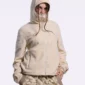 Modelo con el fleece Cold Culture Shadow off white con capucha puesta y bolsillos con cremallera
