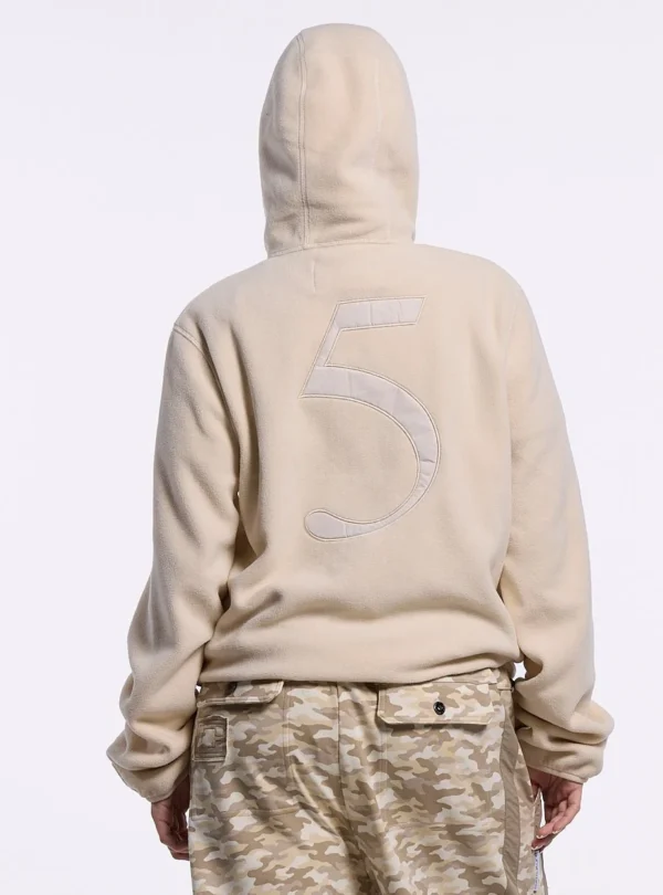 Modelo de espaldas con el fleece Cold Culture Shadow off white y gran número 5 en la espalda