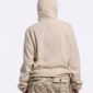 Modelo de espaldas con el fleece Cold Culture Shadow off white y gran número 5 en la espalda