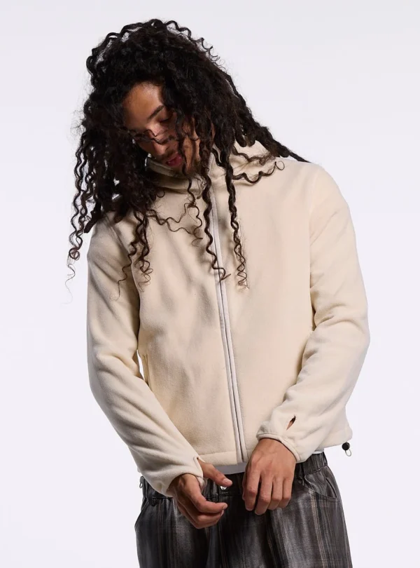 Modelo con el fleece Cold Culture Shadow off white, cremallera frontal y capucha