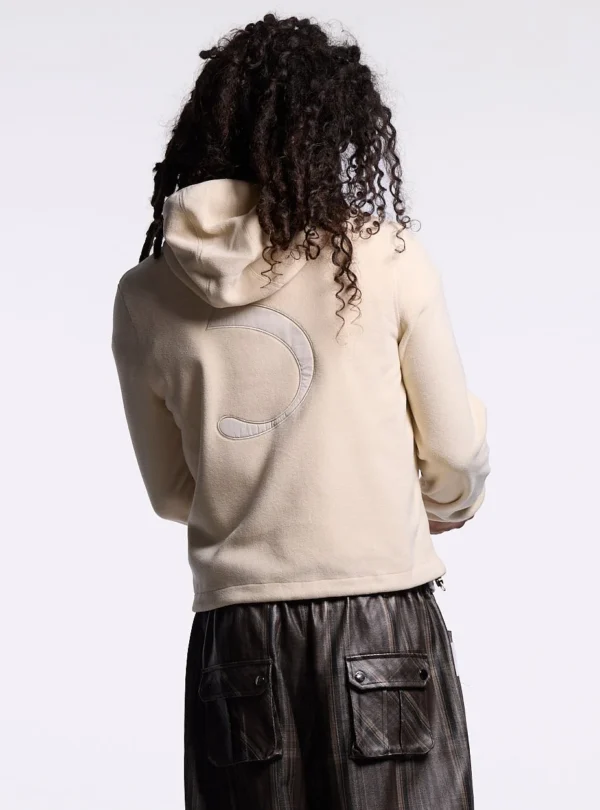 Modelo de espaldas con el fleece Cold Culture Shadow en color off white y detalle gráfico trasero