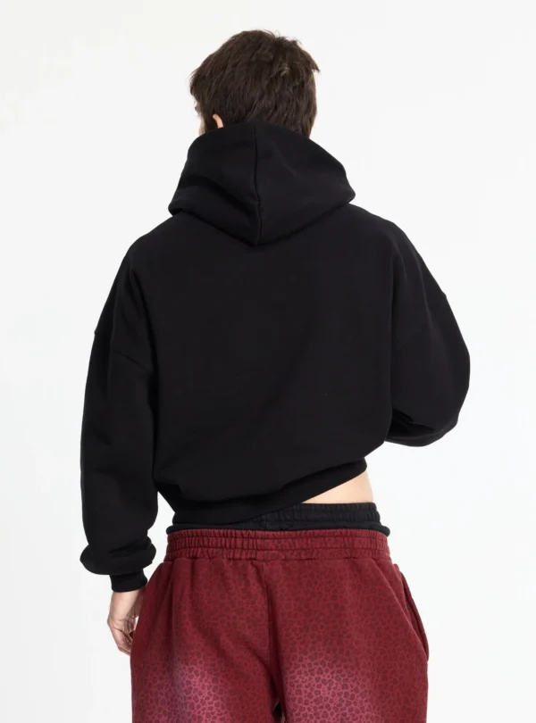 Vista trasera de modelo con sudadera negra Shot de Cold Culture y capucha