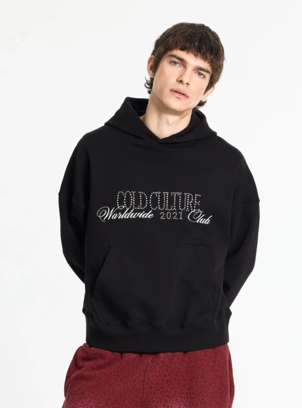 Modelo con sudadera negra Shot de Cold Culture con gráfico Worldwide Club en el pecho