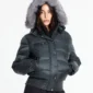 Modelo con Cold Culture Slope Puffer gris, vista frontal con capucha y ribete de pelo gris