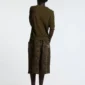 Modelo con jersey verde Cold Culture Sparrow Knit visto por detrás