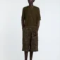 Modelo con jersey verde Cold Culture Sparrow Knit de frente, con cuello polo y cierre de cordones