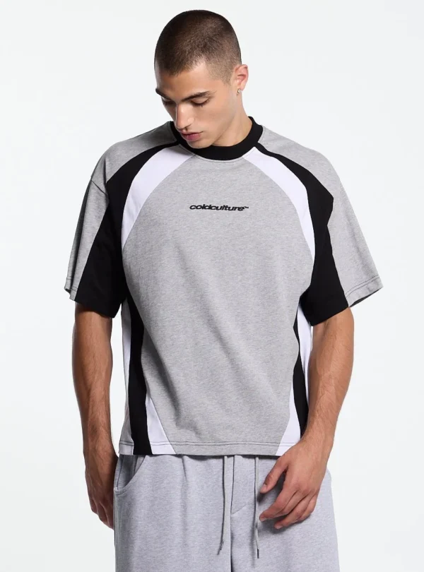 Modelo con camiseta Cold Culture Speed Spoke Black & Heather Grey con paneles en contraste y logotipo en el pecho