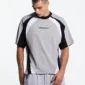 Modelo con camiseta Cold Culture Speed Spoke Black & Heather Grey con paneles en contraste y logotipo en el pecho