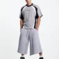 Modelo de cuerpo entero con camiseta Cold Culture Speed Spoke Black & Heather Grey de manga corta y paneles en contraste