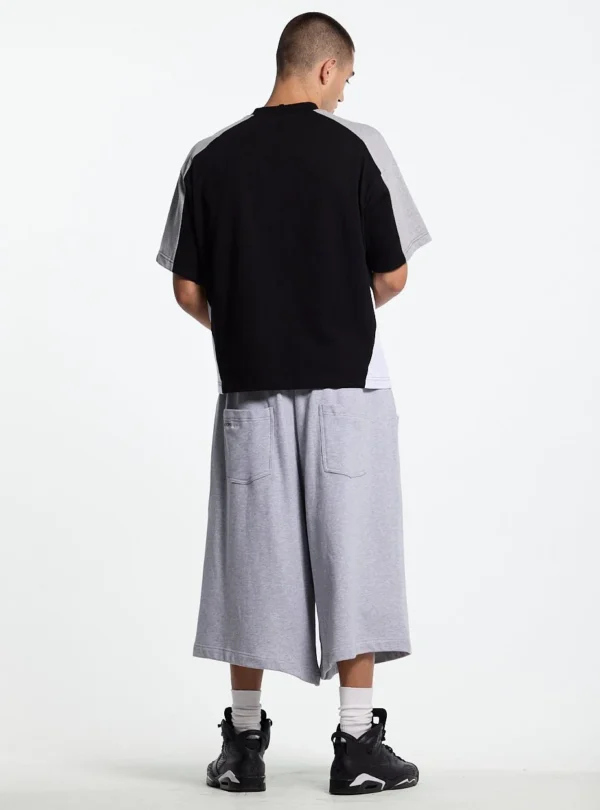 Modelo de espaldas con camiseta Cold Culture Speed Spoke Black & Heather Grey de corte holgado
