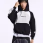 Modelo con la capucha puesta de la sudadera Speed Spoke de Cold Culture en negro y gris jaspeado, con bolsillo canguro y logotipo frontal.