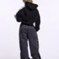 Modelo de cuerpo entero de espaldas con sudadera Speed Spoke de Cold Culture, de corte holgado, capucha negra y paneles grises en los hombros.