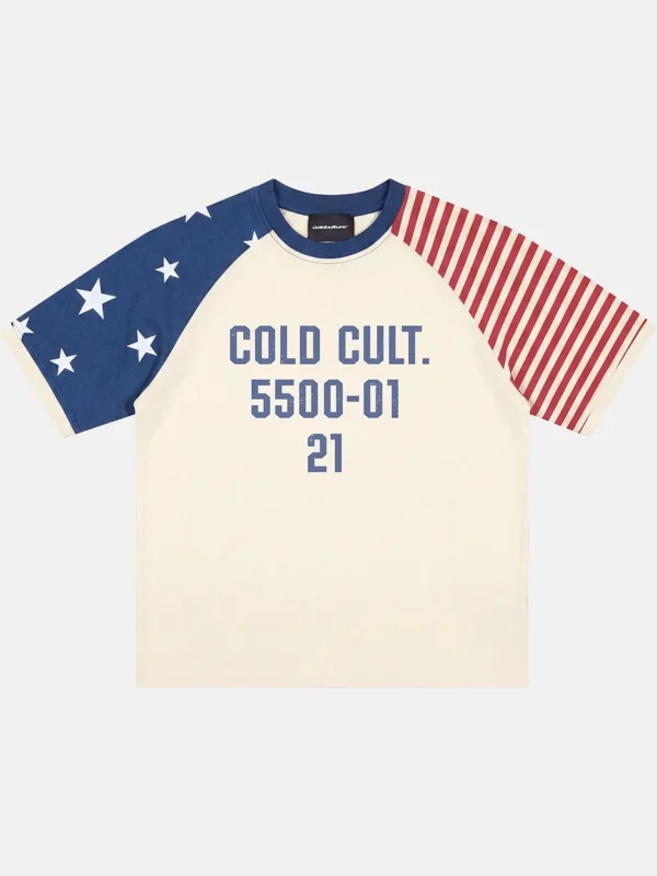 Camiseta blanca Cold Culture Starry Night con gráfico frontal azul y mangas de estrellas y rayas rojas